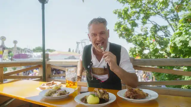 Moderator Fleischi genießt Haxn und Hendl
