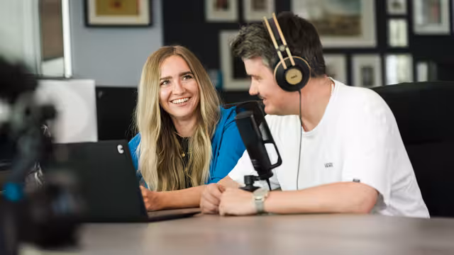 Frau und Mann mit Kopfhörer und Mikrofon