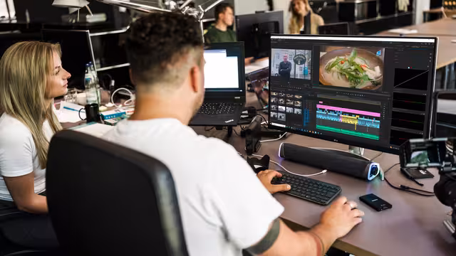 Menschen im Büro an ihren Schreibtischen