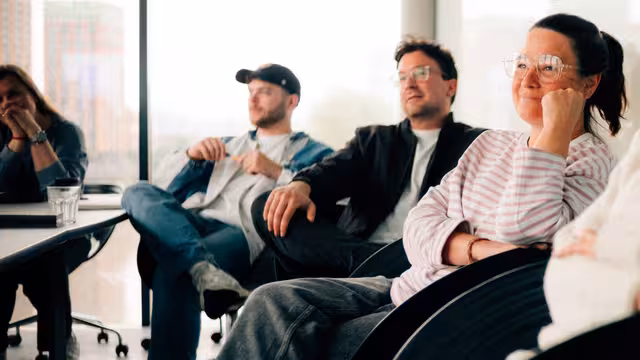 Mitarbeiter von Castenow sitzen in einer Gesprächsrunde