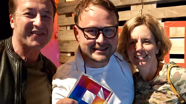 Hubert Hund, Jörg Wolf und Sabine Castenow freuen sich über den DPOK - Preis.