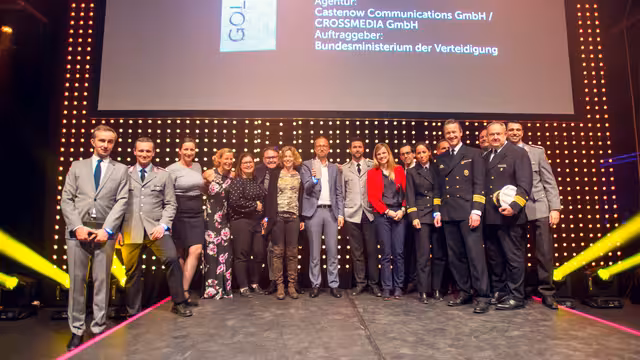 Alle Beteiligten am Projekt Mali stehen gemeinsam auf der Bühne.