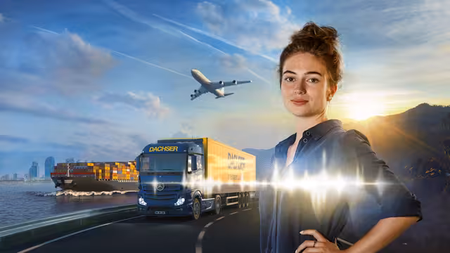 Eine Dachser Mitarbeiterin im Vordergrund, ein Dachser-Lkw und ein Frachtschiff im Hintergrund.