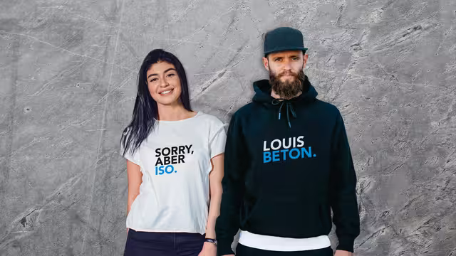 Ein Mann und eine Frau tragen Oberteile aus dem Bling-Shop.