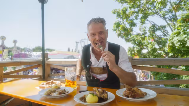 Moderator Fleischi genießt Haxn und Hendl