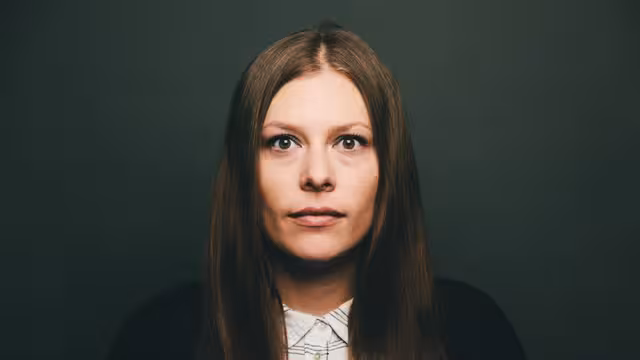 Katharina Marker, Mitarbeiterin der Castenow GmbH, schaut direkt in die Kamera.