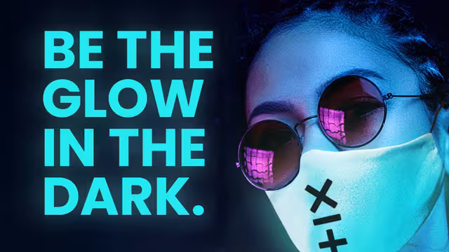 Frau mit Maske Glow in the dark