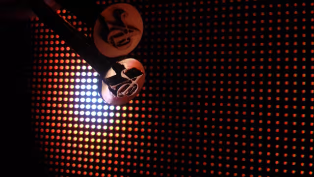 Zwei Nägel mit dem ADC-Logo