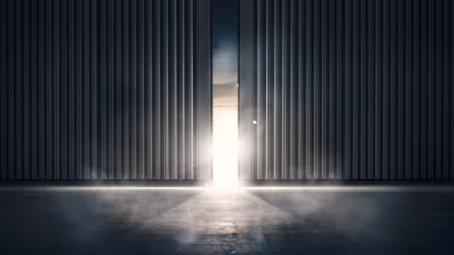 Ein Tor, das nur einen Spalt geöffnet ist.