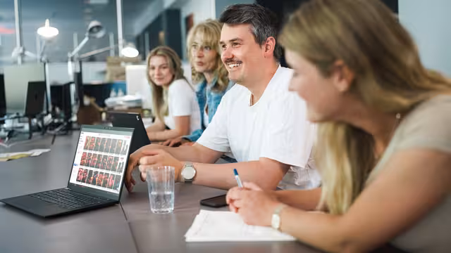 Kreative Personen sitzen am Tisch