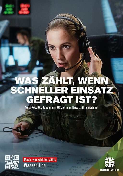 Soldatin mit Kopfhörern an einem Bildschirm. Dazu der Text "Was zählt, wenn schneller Einsatz gefragt ist?"