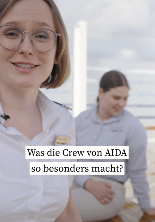 Zwei AIDA-Mitarbeiter sitzen am Stand. Dazu der Text "Was die Crew von AIDA so besonders macht".
