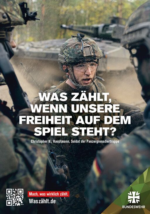 Ein Soldat vor einem Panzer mit Helm und Schutzbrille. Darüber der Text "Was zählt, wenn unsere Freiheit auf dem Spiel steht?"