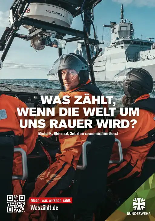 Soldaten auf offener See im Einsatz. Der Text dazu: "Was zählt, wenn die Welt um uns rauer wird."