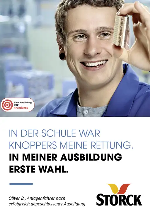 Storck Mitarbeiter hält ein Storck-Produkt in die Kamera.
