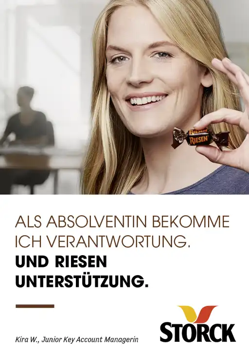 Storck Mitarbeiterin hält ein Storck-Produkt in die Kamera.