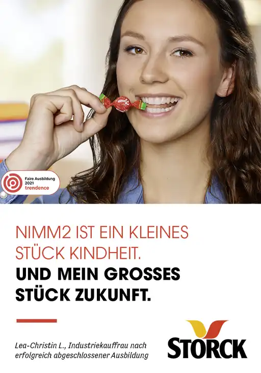 Storck Mitarbeiter hält ein Storck-Produkt in die Kamera.