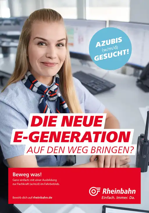 Eine junge Mitarbeiterin der Rheinbahn sitzt vor mehreren Computer-Bildschirmen und lacht in die Kamera.