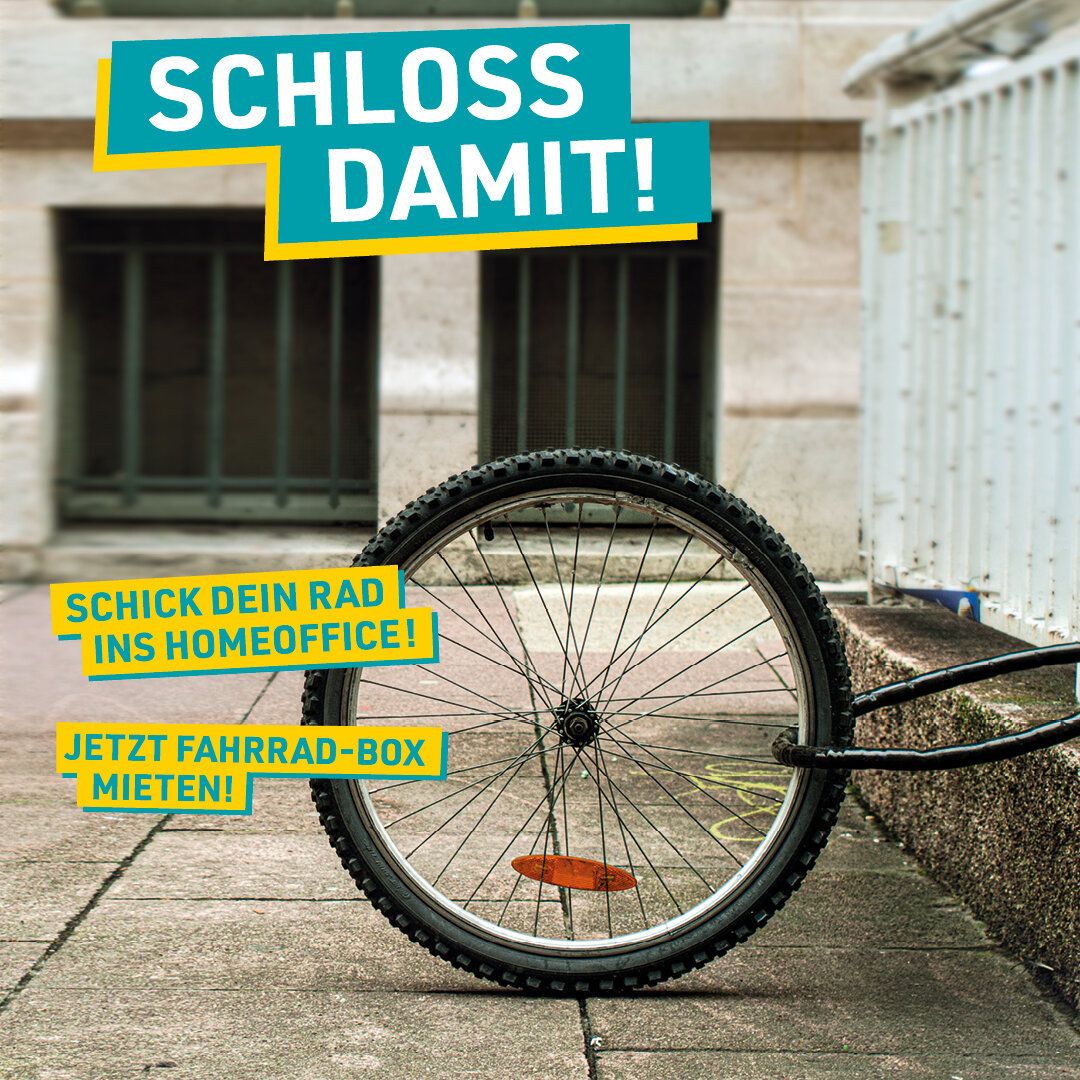Ein einzelnes Rad ist an einem Zaun angeschlossen. Der Text "Schloss damit! Schick dein Rad ins Homeoffice! Jetzt Fahrrad-Box mieten!."