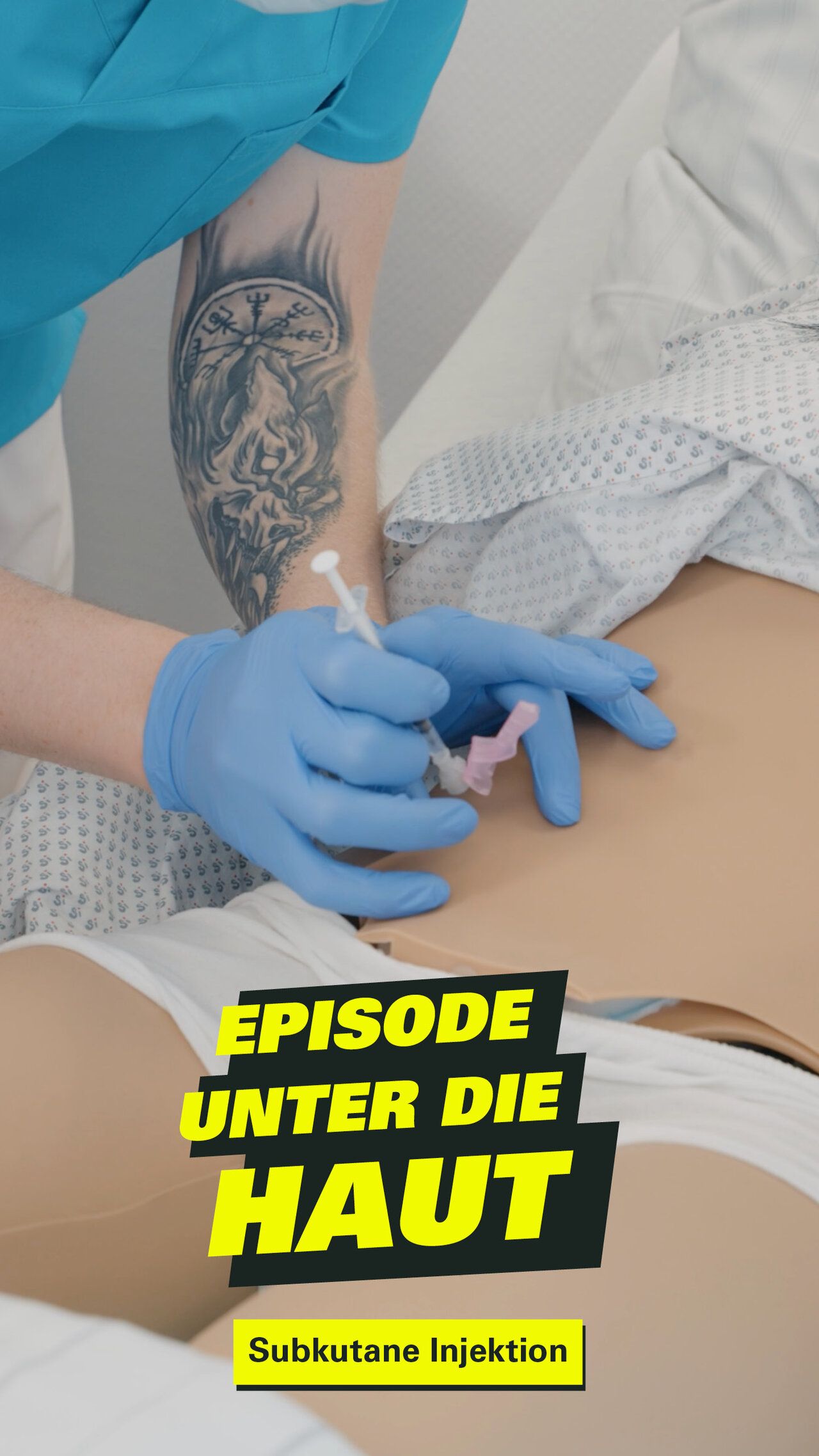 Eine Pflegekraft setzt eine Injektion in den Bauch eines Patienten. Dazu der Text: Episode unter die Haut.