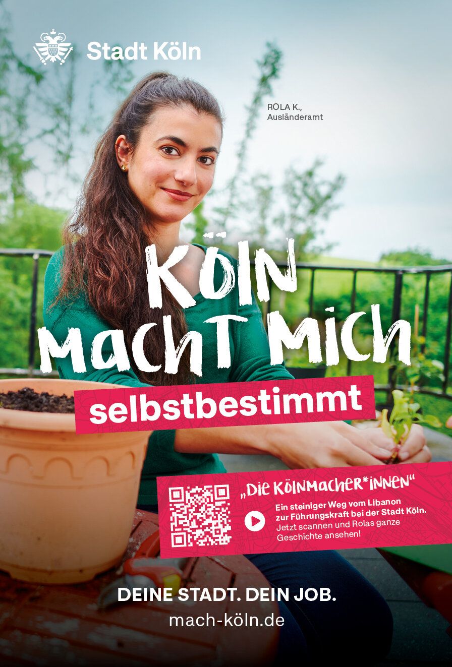 Eine Frau sitzt auf der Terrasse und pflanzt etwas in einem großen Blumentopf. Dazu der Werbespruch: Köln macht mich selbstbestimmt.
