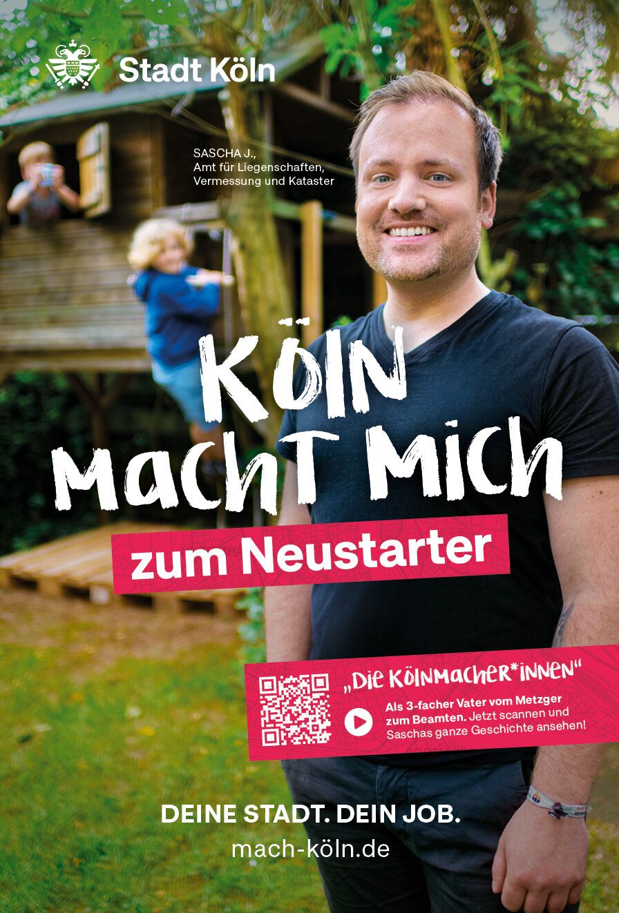 Ein Mann steht vor einem Baumhaus, auf dem zwei Kinder spielen. Alle lachen in die Kamera. Dazu der Werbespruch: "Köln macht mich zum Neustarter."