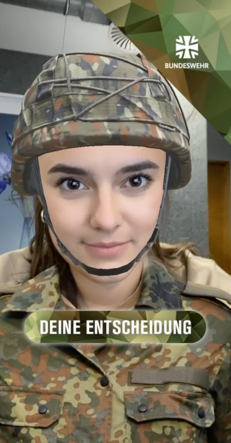 Mädchen in Tarnuniform der Bundeswehr. Darunter der Text "Deine Entscheidung."