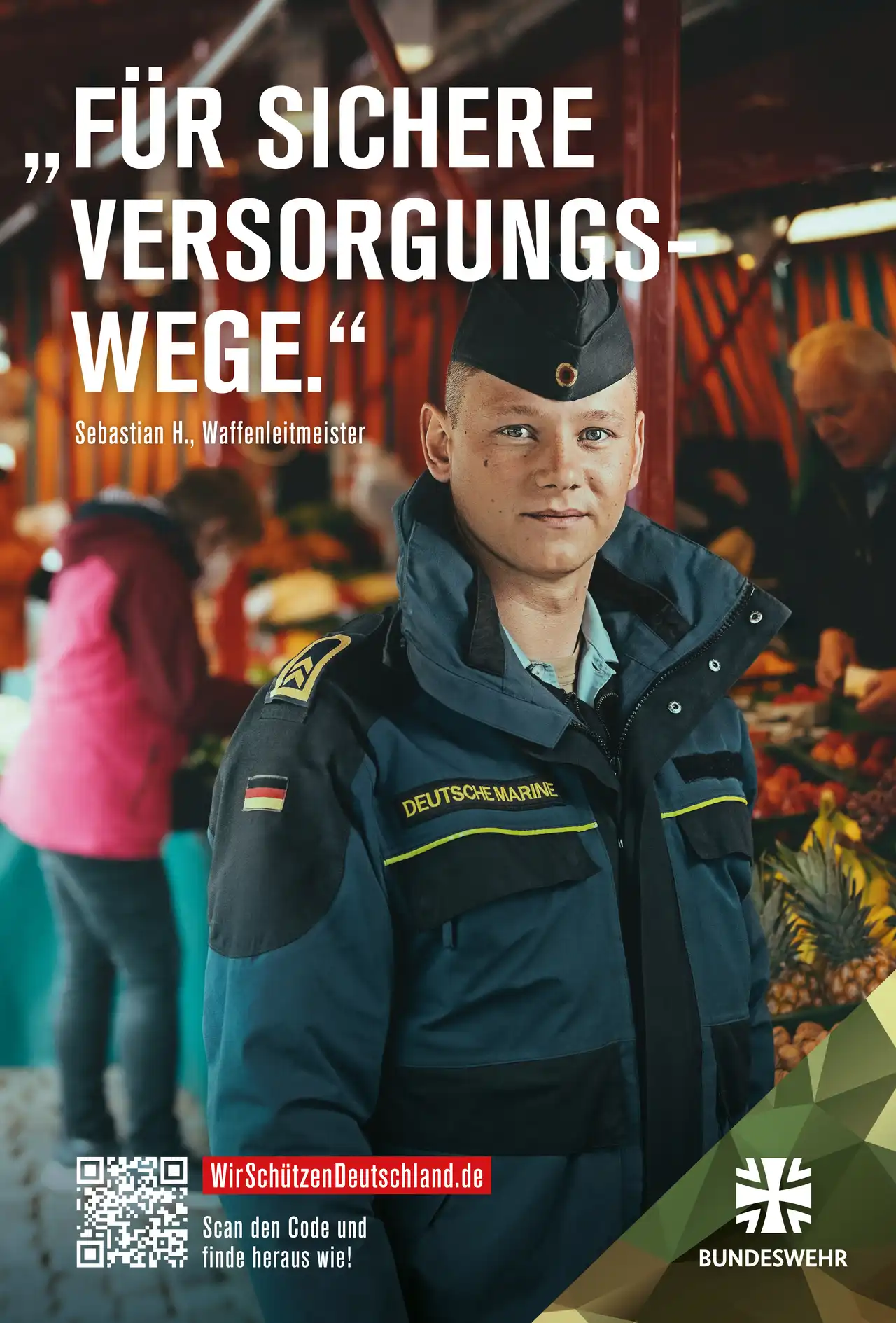 Ein Soldat vor einem Gemüsestand auf dem Markt. Dazu der Text: "Für sichere Versorgungswege."