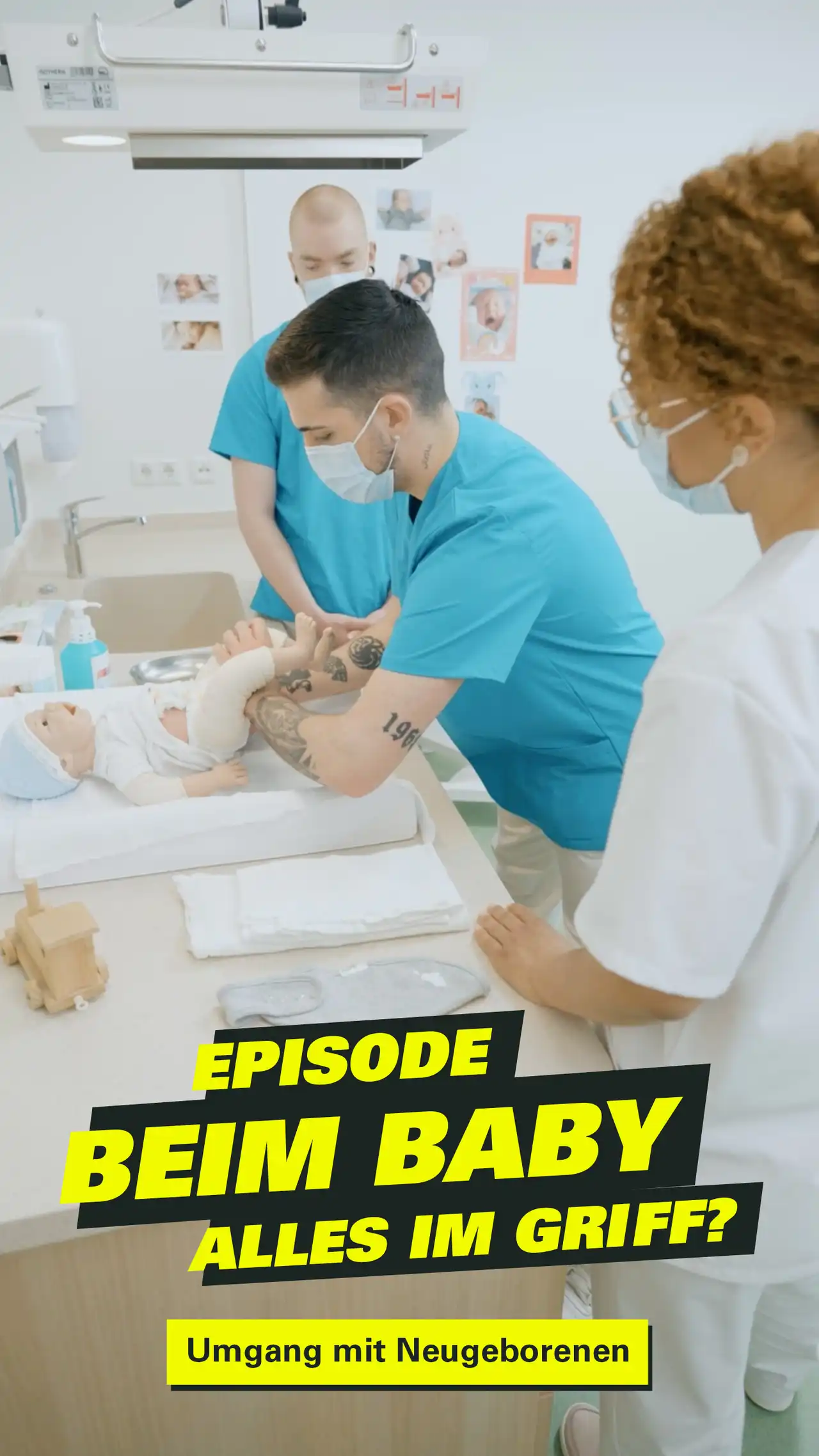 Pflegekräfte kümmern sich um ein Neugeborenes. Dazu der Text: Episode beim Baby alles im Griff?
