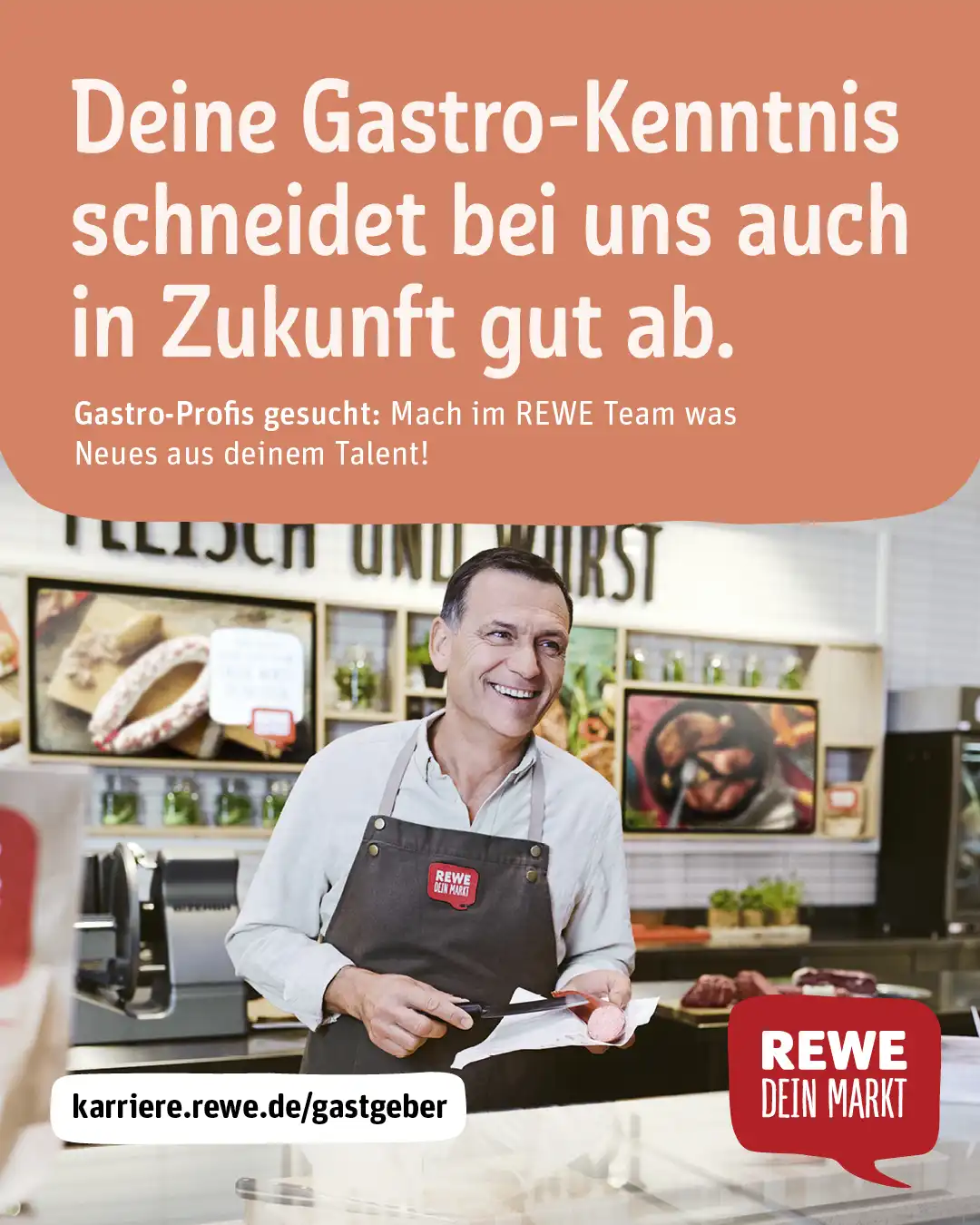 Ein Fleischfachverkäufer bei der Arbeit hinter der Fleischtheke. Dazu der Text "Dein Gastro-Wissen schneidet bei uns auch in Zukunft gut ab."