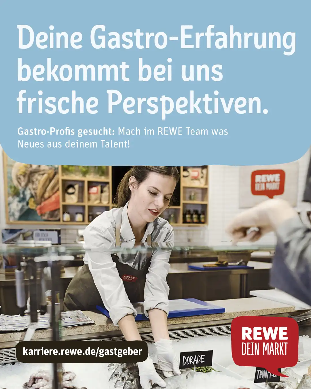 Eine Fischverkäuferin bei der Arbeit hinter der Fischtheke. Dazu der Text "Dein Gastro-Erfahrung bekommt bei uns frische Perspektiven."  