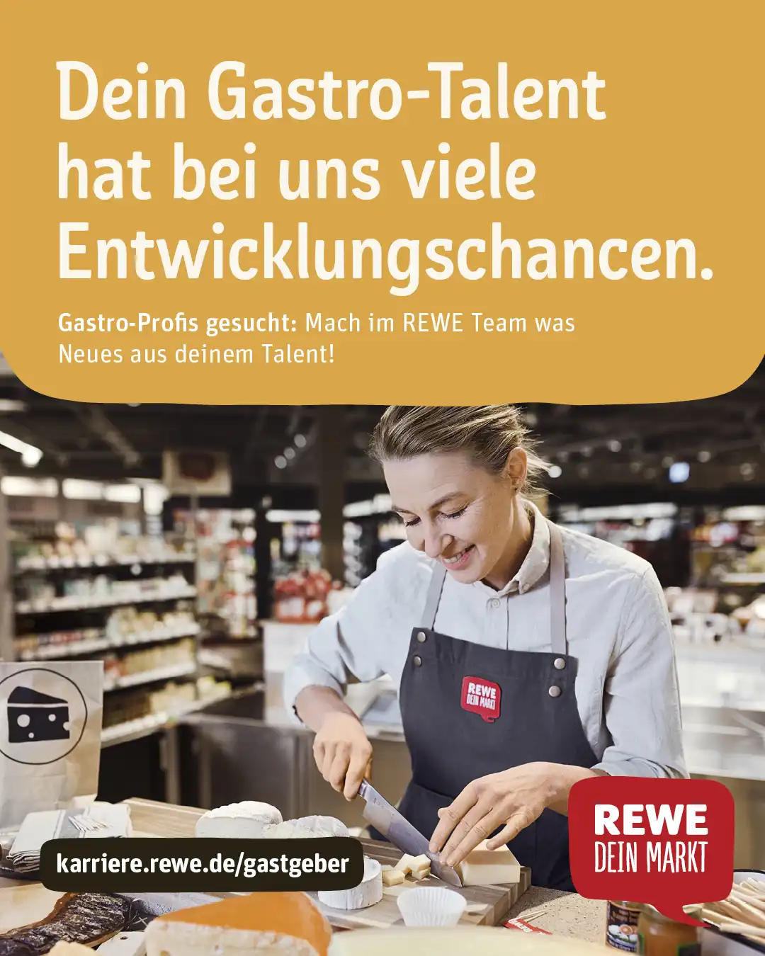 Eine Käseverkäuferin bei der Arbeit hinter der Käsetheke. Dazu der Text "Dein Gastro-Wissen hat bei uns viele Entwicklungschancen."