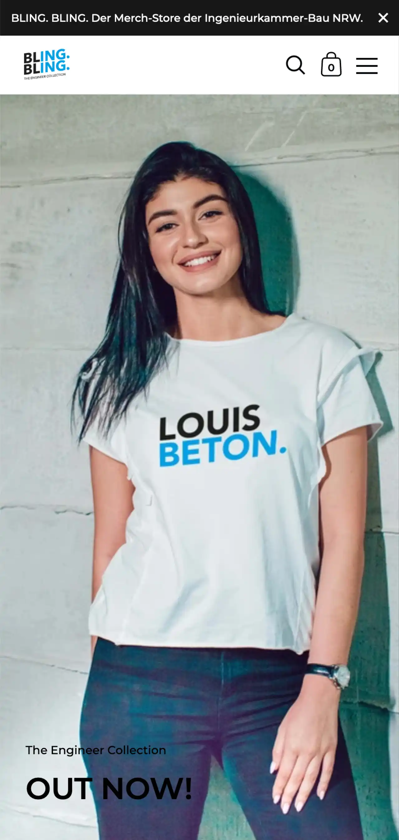 Eine junge Frau trägt ein T-Shirt aus dem Shop der Ingenieurkammer.