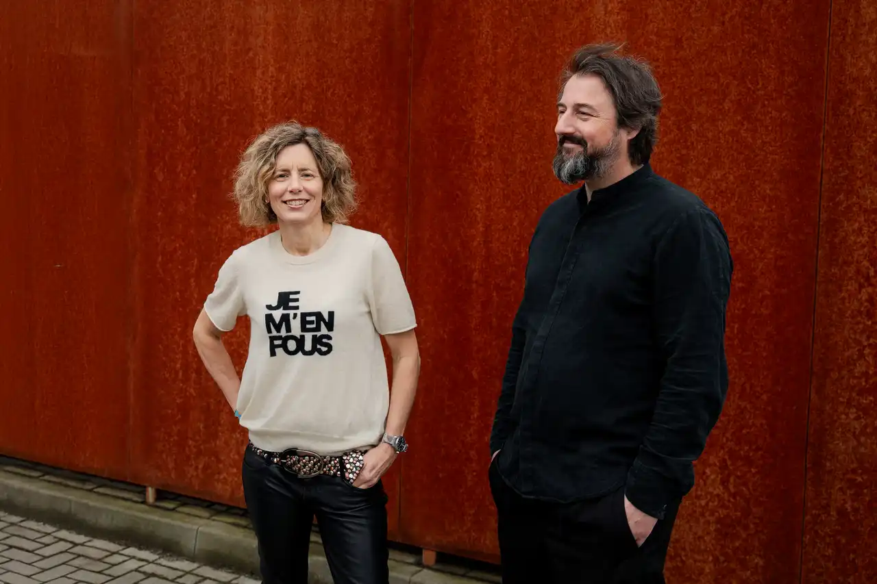 Sabine Castenow und Peter Johannes, die Geschäftsführung der Castenow GmbH stehen lachend nebeneinander.