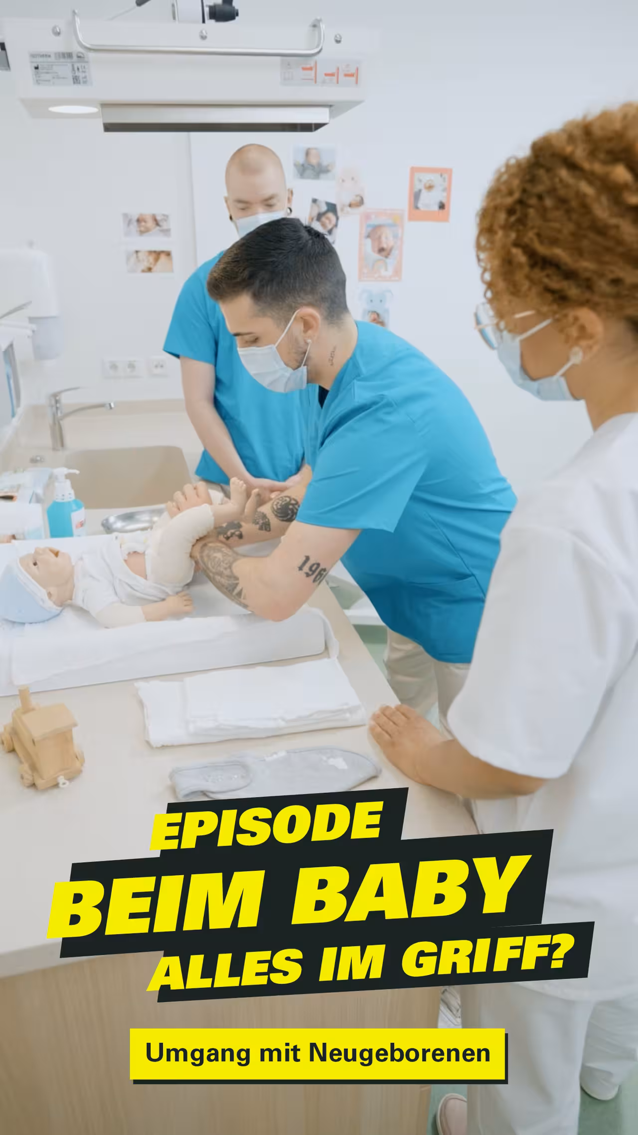 Pflegekräfte kümmern sich um ein Neugeborenes. Dazu der Text: Episode beim Baby alles im Griff?