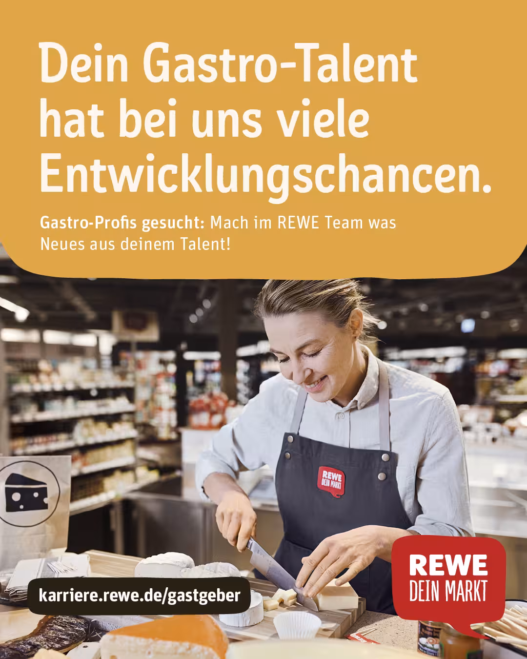 Eine Käseverkäuferin bei der Arbeit hinter der Käsetheke. Dazu der Text "Dein Gastro-Wissen hat bei uns viele Entwicklungschancen."