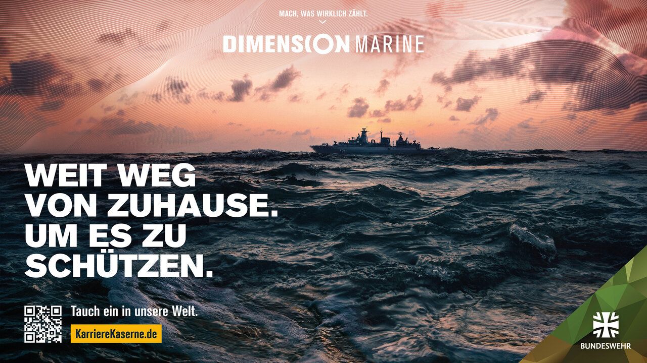 Eine Ansicht auf das Meer in der Dämmerung. Ein Schiff am Horizont. Dazu der Text "Weit weg von Zuhause. Um es zu schützen.