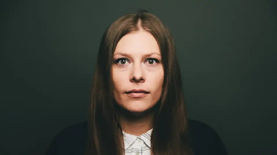 Katharina Marker, Mitarbeiterin der Castenow GmbH, schaut direkt in die Kamera.