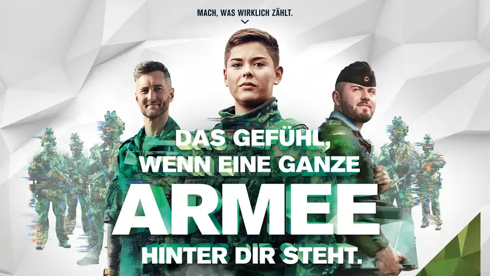 Das Werbeplakt der Bundeswehr mit drei Soldaten im Vordergrund und weiteren fünf im Hintergrund.
