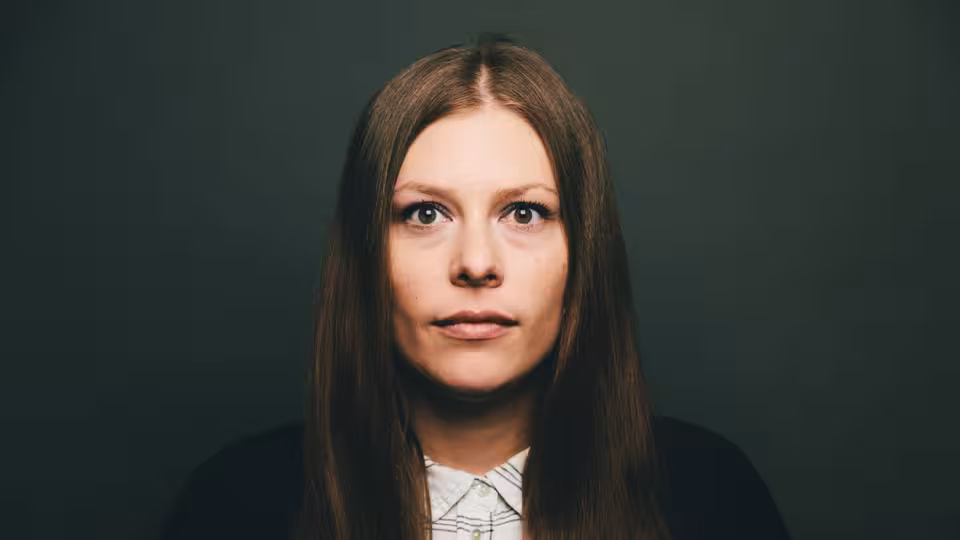 Katharina Marker, Mitarbeiterin der Castenow GmbH, schaut direkt in die Kamera.