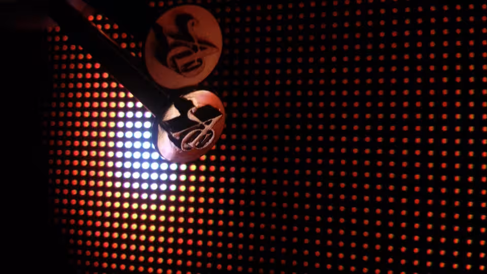 Zwei Nägel mit dem ADC-Logo