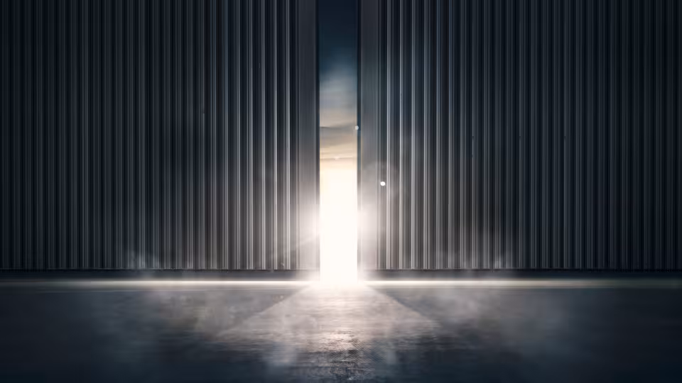 Ein Tor, das nur einen Spalt geöffnet ist.