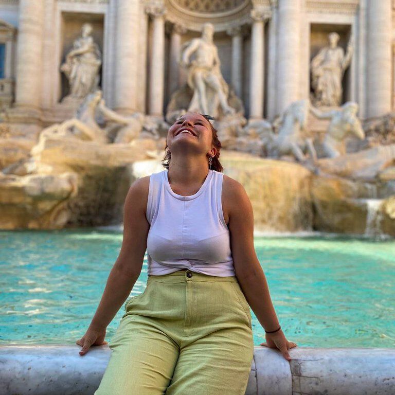 Lucy Schindele vor dem Trevi Brunnen in Rom.
