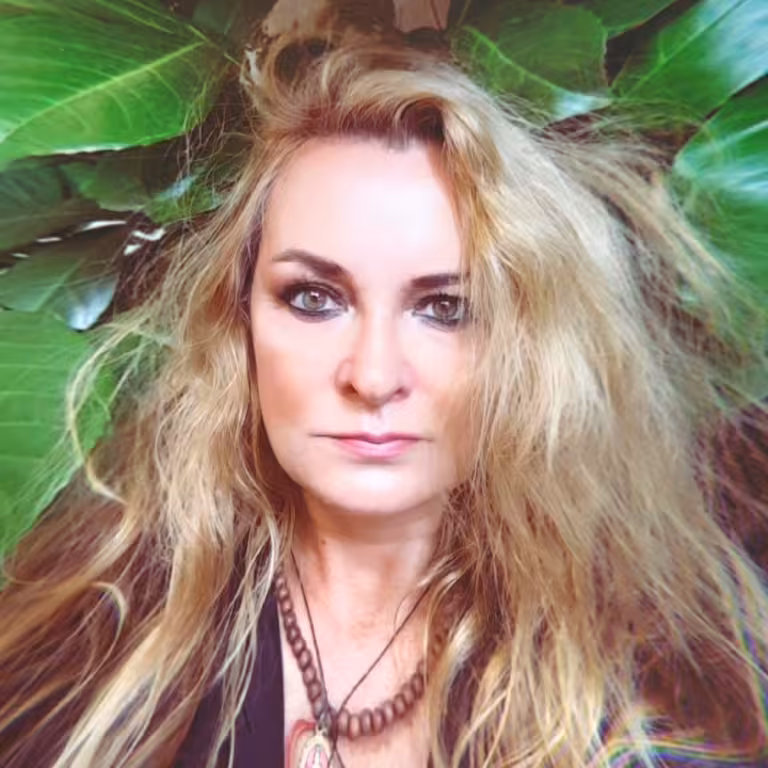 Bettina Nolden, Mitarbeiterin der Castenow GmbH, steht vor einer grünen Zimmerpflanze.