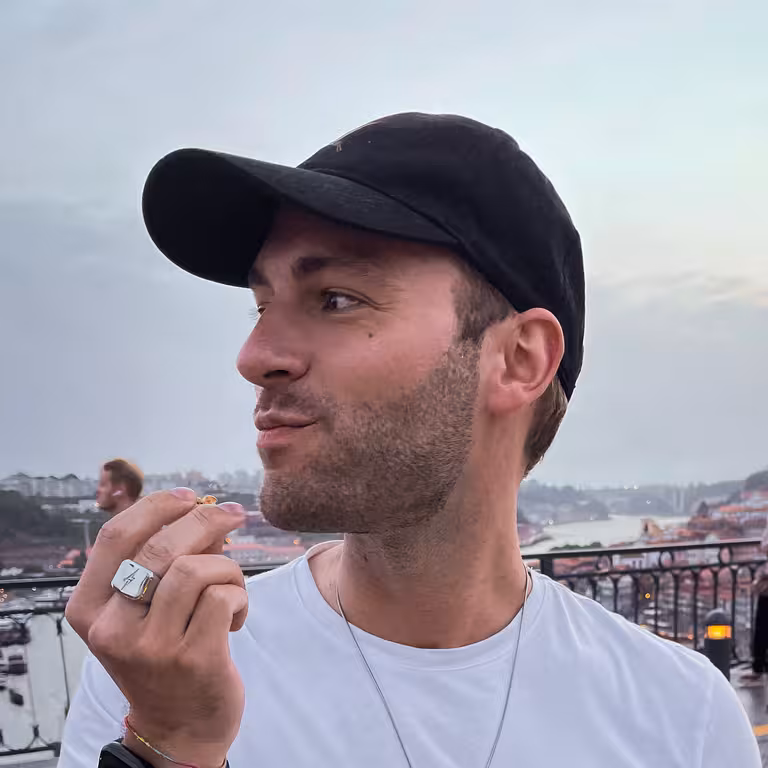 Jan Willem, der Mitarbeiter der Castenow GmbH, isst Popcorn.