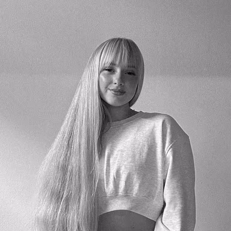 Ina Barenbrügge, Mitarbeiterin der Castenow GmbH, trägt lange blonde Haare, die sie über die Schulter gekämmt hat.