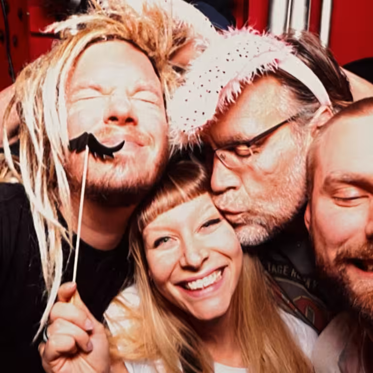 Bianca Reiss, Mitarbeiterin der Castenow GmbH feiert mit ihren Kollegen.