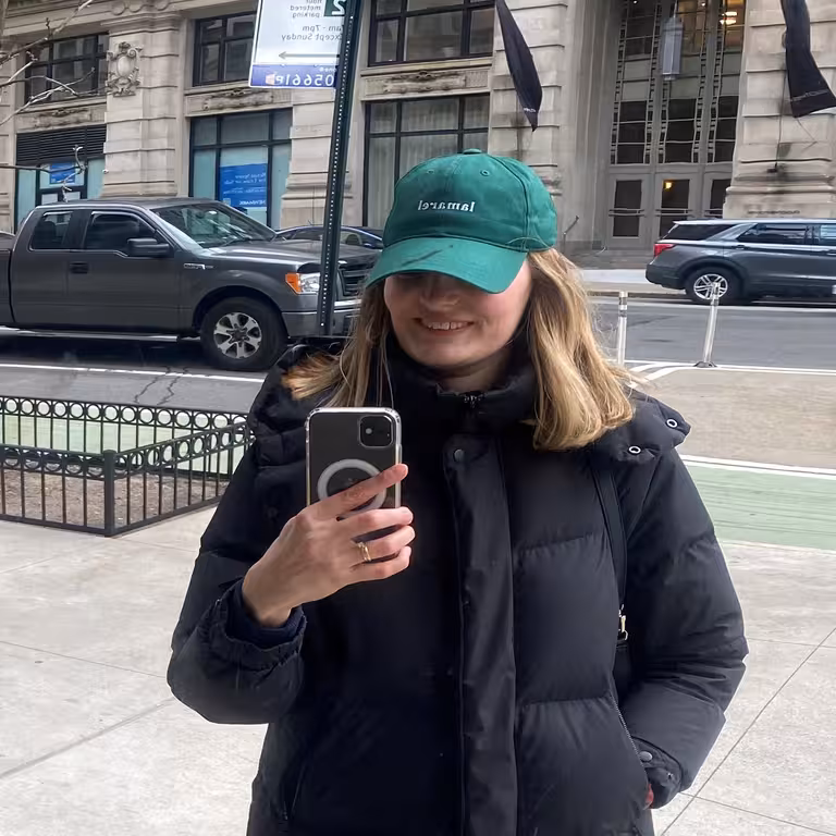 Eva von der Linde, Mitarbeiterin der Castenow GmbH trägt ein schwarzen Daunenmantel und ein grüne Kappa.