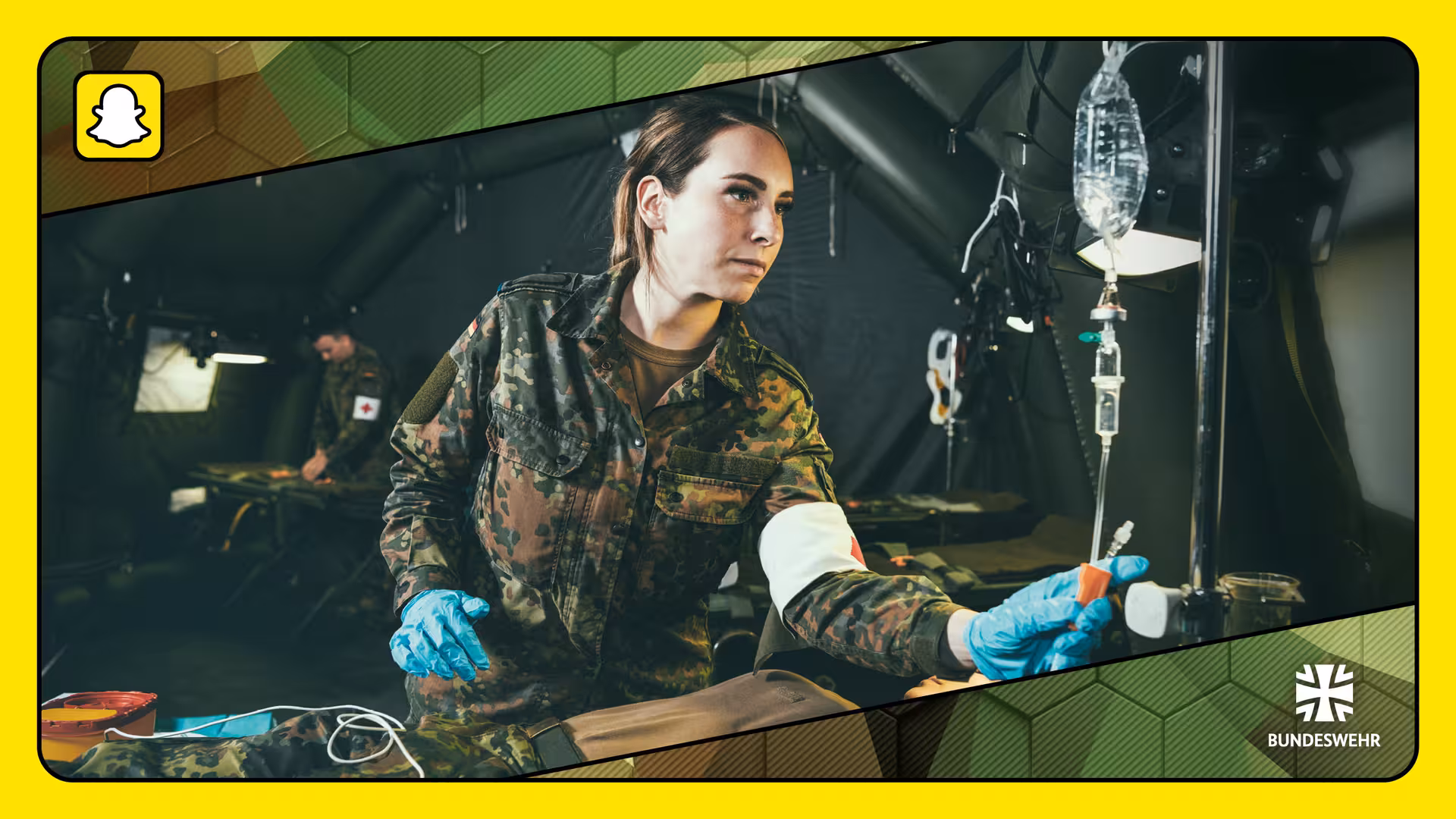 Eine Soldatin des Sanitätsdienst reguliert den Tropf eines Patienten.