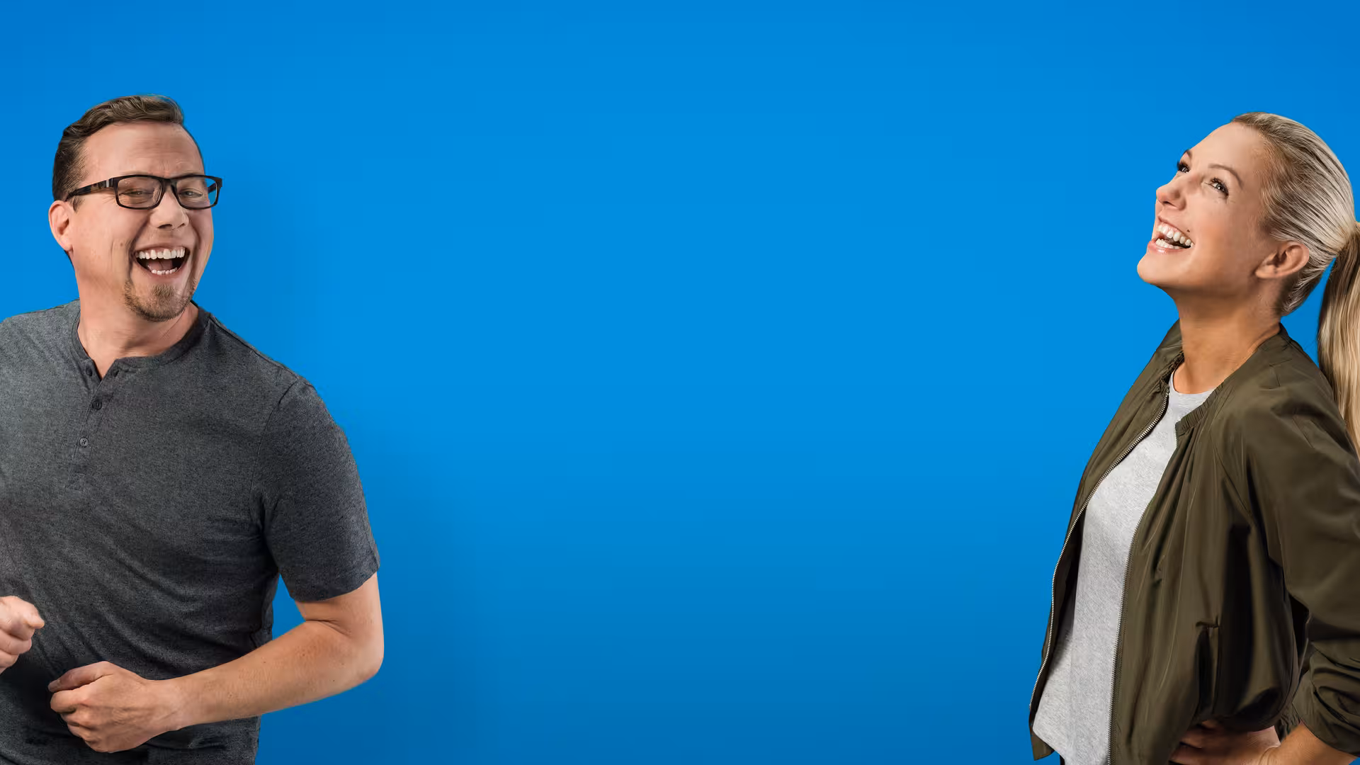 Zwei Mitarbeiter der Johanniter Unfall Hilfe lachen.